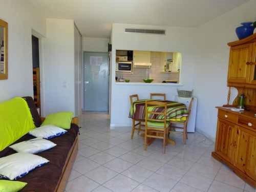 un salon avec un canapé et une table dans l'établissement Appartement 2/3 pièces avec piscine, tennis et parking privé, proche commerces - FR-1-782-43, au Barcarès