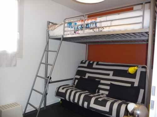 - une chambre avec des lits superposés et une échelle dans l'établissement Duplex T3 avec Clim et Parking à 50m de la Plage - FR-1-782-41, au Barcarès