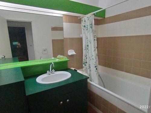 une salle de bain avec un lavabo, un miroir et une baignoire dans l'établissement Appartement 5 personnes avec terrasse, parking, WIFI et accès direct à la plage - FR-1-776-86, à Canet