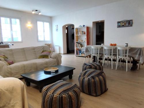 un salon avec un canapé et une table dans l'établissement Grande maison familiale, 9 pers., à 1800m de la plage, avec terrasses, clim, et équipements complets - FR-1-778-19, à Saint-Georges-dʼOléron