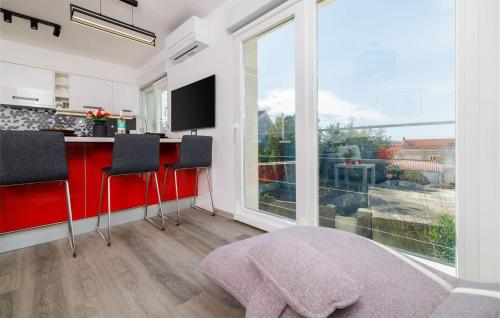 Μια τηλεόραση ή/και κέντρο ψυχαγωγίας στο Beautiful Apartment In Crikvenica