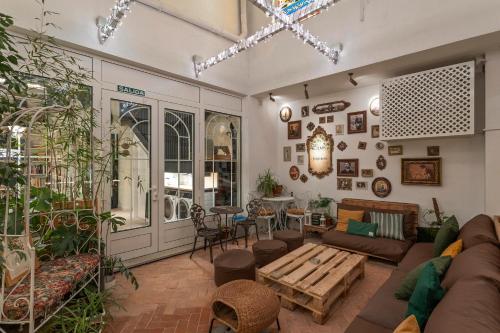 4 Bears Sharehome في مدريد: غرفة معيشة مع أريكة وطاولة
