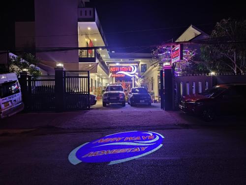 une rue la nuit avec des voitures garées dans la rue dans l'établissement NEW WAVE HOMESTAY, à Ấp Khánh Phước (1)