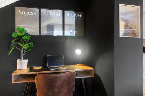 a desk with a laptop on it with a chair at UPPER ROOM: Apartment mit exklusiver Ausstattung-Ausblick auf Weinberge&Mandelblütenpfad in Neustadt an der Weinstraße
