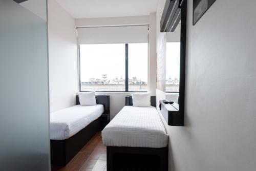 Кровать или кровати в номере easyHotel Amsterdam City Centre South