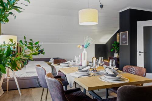 a dining room with a table and chairs at UPPER ROOM: Apartment mit exklusiver Ausstattung-Ausblick auf Weinberge&Mandelblütenpfad in Neustadt an der Weinstraße