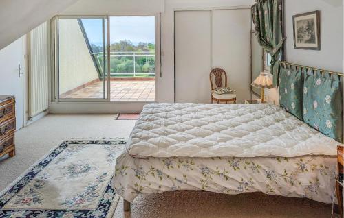 1 dormitorio con 1 cama grande y balcón en Nice Home In La Fort-fouesnant With Heated Swi,,,, en La Forêt-Fouesnant