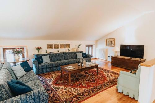a living room with a couch and a tv at Ville d'Arfanta in Arfanta