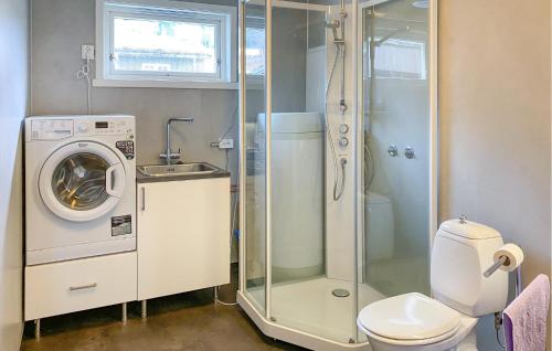 een badkamer met een toilet en een wasmachine bij Beautiful Apartment In Eidsvg I Romsdal With Wifi 