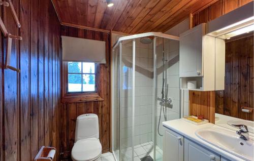 ein Bad mit einem WC und einem Waschbecken in der Unterkunft 5 Bedroom Awesome Home In yer in Øyer