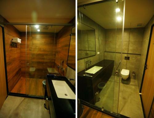 uma casa de banho com um chuveiro, um lavatório e um WC. em HOTEL SHUBHAM PALACE em Hyderabad