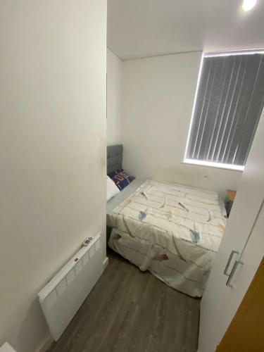 מיטה או מיטות בחדר ב-Cozy, comfortable bedroom in a shared flat, within a walking distance of the train station in Wigan Town Centre