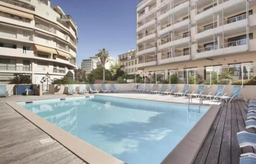 une piscine au milieu d'un immeuble dans l'établissement Très Bel Appartement Palais Festivals Plage Croisette Suquet, à Cannes