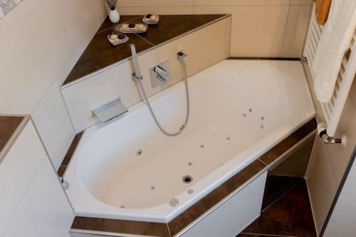 a shower in a bathroom with a tub at Bungalow mit Basketballplatz in Lemgo