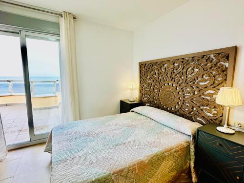 - une chambre avec un lit et une vue sur l'océan dans l'établissement Pompeya Ático 8ºH, à Peñíscola