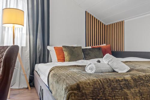 a bedroom with a large bed with pillows at UPPER ROOM: Apartment mit exklusiver Ausstattung-Ausblick auf Weinberge&Mandelblütenpfad in Neustadt an der Weinstraße