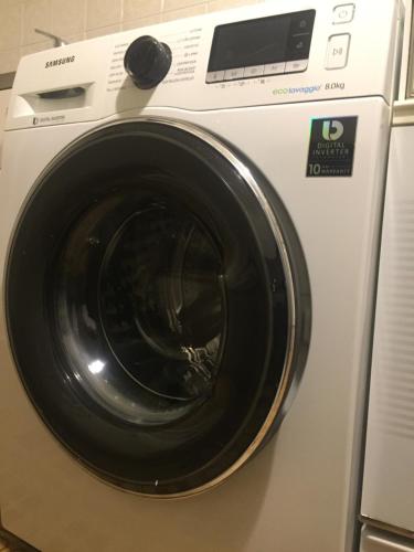 ノヴァーラにあるBellini Apartment'sの白い洗濯機(黒いドア付)
