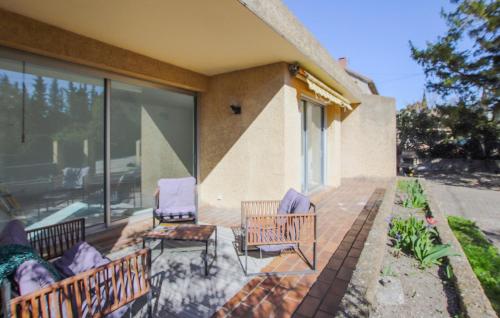 Awesome Home In Tulette With Wifiにあるバルコニーまたはテラス
