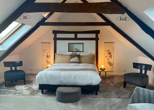 Postel nebo postele na pokoji v ubytování Demeure du Porzou, chambres d'hôtes de charme dans demeure d'exception, parc paysager, spa, massages, proche Paimpol, classé 4 épis
