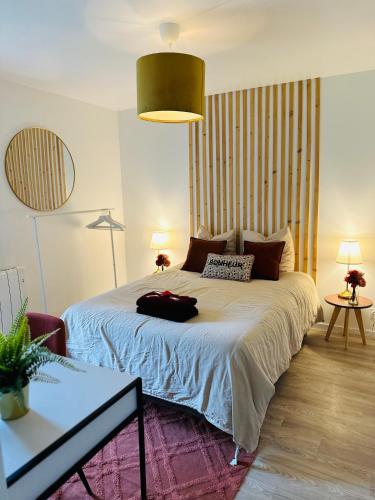 1 dormitorio con 1 cama grande y cabecero grande en Chez Jade - Spa, Gare et centre ville en Rennes