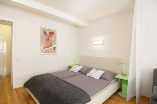 a bedroom with a bed and a green table at Designer apartment - centrally located in Vienna