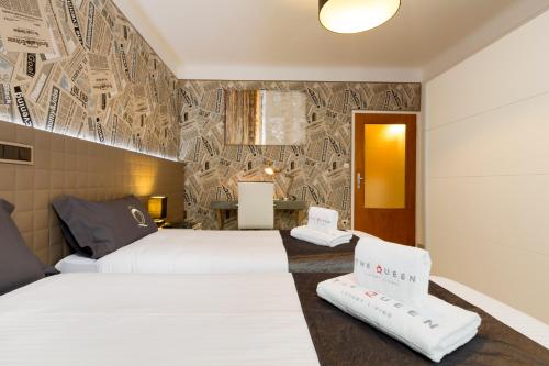 Cette chambre comprend 2 lits et un mur. dans l'établissement Villa Nakalua, à Luxembourg