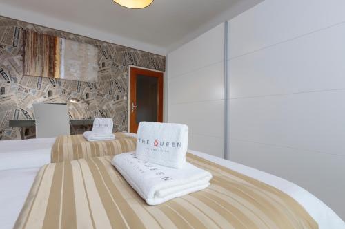 une chambre d'hôtel avec 2 serviettes sur un lit dans l'établissement Villa Nakalua, à Luxembourg