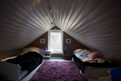 Кровать или кровати в номере Bestemors hus ca 3mil utenfor Sortland Sent