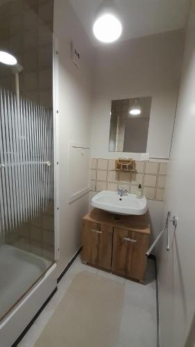 Bathroom sa Appartement cosy 85m² à Montreuil idéal JO Paris 2024