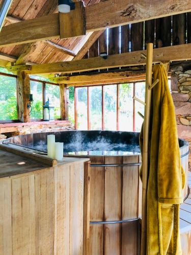 une cuisine avec un four à plaques de cuisson dans une cabine dans l'établissement Demeure du Porzou, chambres d'hôtes de charme dans demeure d'exception, parc paysager, spa, massages, proche Paimpol, classé 4 épis, à Yvias