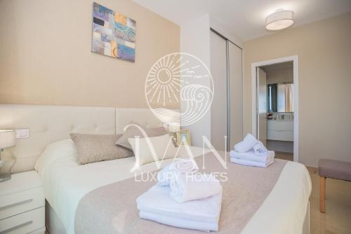 um quarto com uma cama e uma ventoinha. em Casa Mar Luxury Homes 8ªPta Sur 1ªLínea em Oropesa del Mar