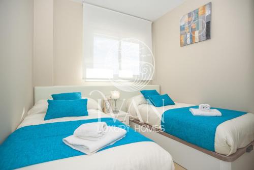 duas camas num quarto com azul e branco em Casa Mar Luxury Homes 8ªPta Sur 1ªLínea em Oropesa del Mar