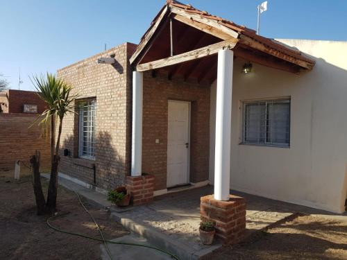 una casa con una puerta blanca y un techo en Casa en La Punta - San Luis en La Punta