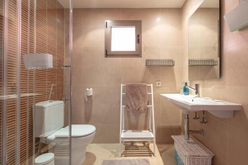 エステポナにあるSailor House con piscina en la nueva Milla de Oroのバスルーム(トイレ、洗面台付)
