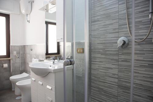 GuarcinoにあるLe stanze di nonno Erzinioのシャワー、洗面台、トイレ付きのバスルーム