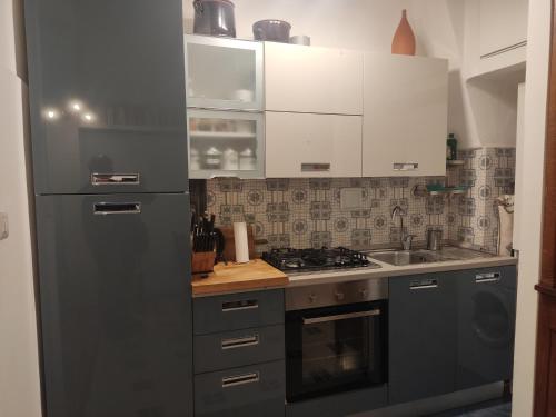 ボローニャにあるa quattro passiのキッチン(冷蔵庫、コンロ付) 上部オーブン