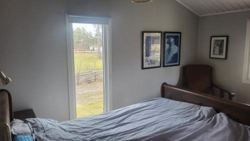 une chambre avec un lit et une fenêtre avec vue dans l'établissement La Casa Valtersson, à Oskarshamn
