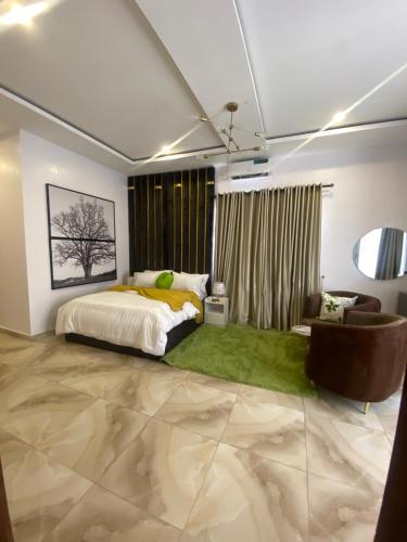 een slaapkamer met een bed en een groen tapijt bij Absl Luxury Apartments in Lekki