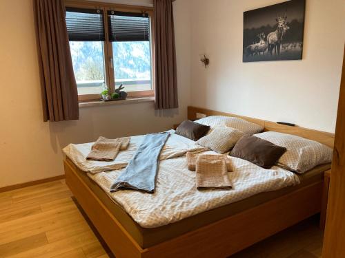 ein Schlafzimmer mit einem Bett mit Handtüchern darauf in der Unterkunft Sedlhof Apartment in Grub