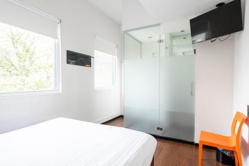 Телевизор и/или развлекательный центр в easyHotel Amsterdam City Centre South