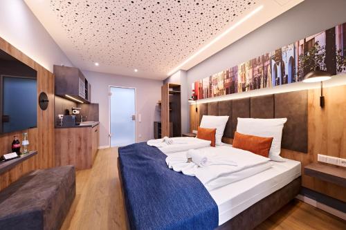 1 dormitorio con 1 cama grande con manta azul en XZLLENZ - Modern, Neu, Luxus, Frei-Parken, U-Bahn, en Núremberg