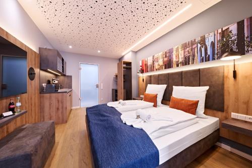 a bedroom with a large bed with a blue blanket at XZLLENZ - Modern, Neu, Luxus, Frei-Parken, U-Bahn in Nuremberg
