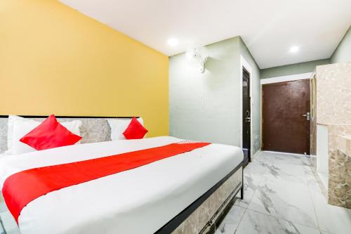 a bedroom with a large bed and a shower at OYO Flagship Aadya Greens in Juhi Bari