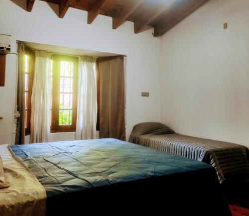 um quarto com 2 camas e uma janela em Tanino Home Suites em Mendoza