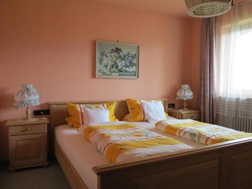 - une chambre avec 2 lits et des oreillers dans l'établissement Haus Inta, à Ofterschwang