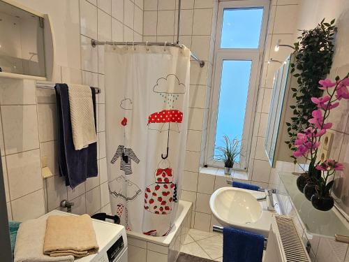 uma casa de banho com uma cortina de chuveiro e um lavatório em Familienfreundliche FeWo für 6 Personen em Bremerhaven
