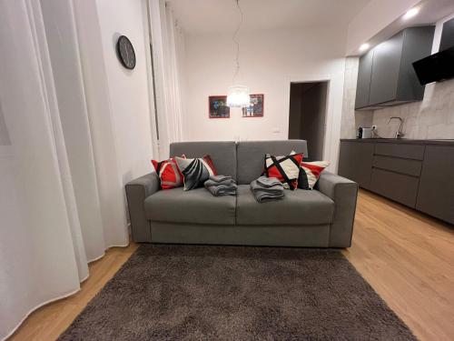 a living room with a couch with pillows on it at Trieste Centrale Luxury Apartament in stile moderno in Trieste