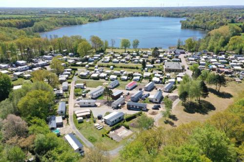 an aerial view of a parking lot next to a lake at Mobilheim Summer Lounge Appartment I in Borgdorf-Seedorf