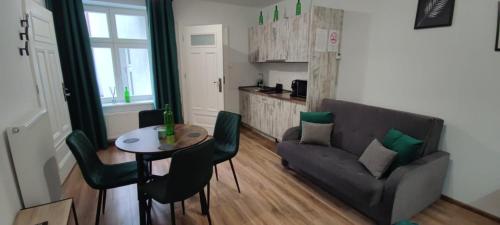 ein Wohnzimmer mit einem Sofa und einem Tisch in der Unterkunft Prosta Butelkowa in Toruń