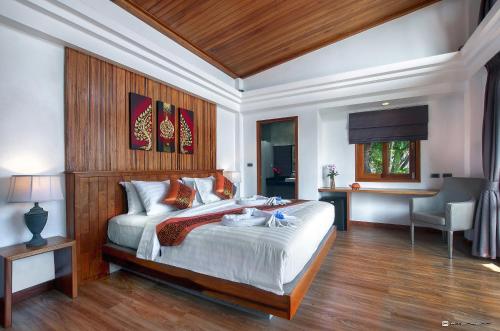 เตียงในห้องที่ Villas Del Sol Koh Tao